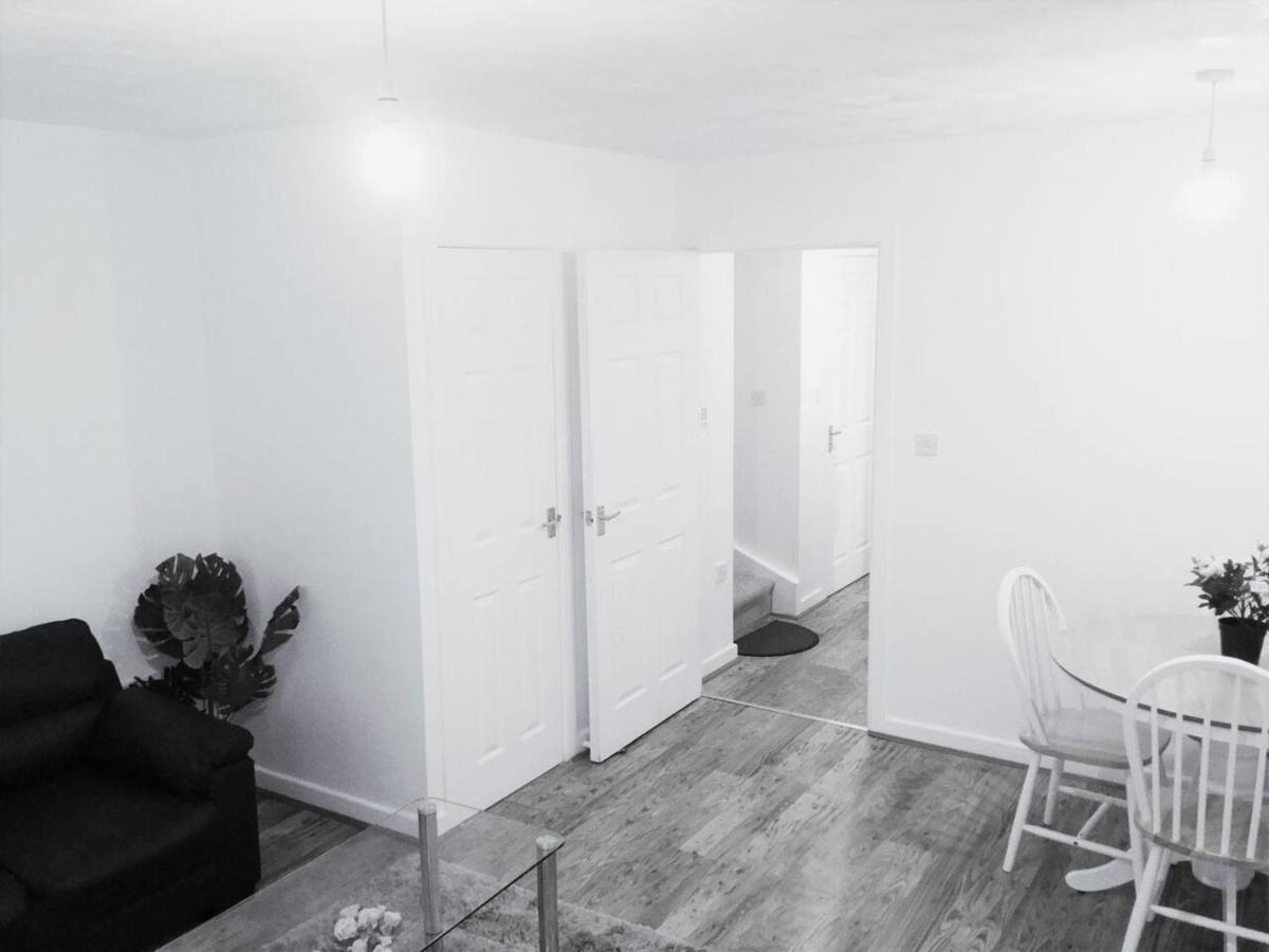 Quiet Residential Area Within Easy Reach To Town Villa Manchester Buitenkant foto