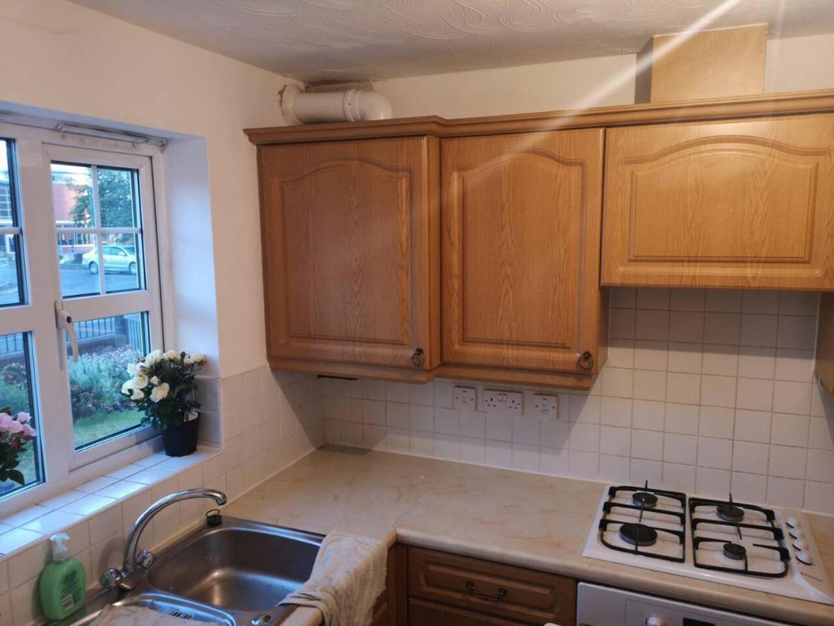 Quiet Residential Area Within Easy Reach To Town Villa Manchester Buitenkant foto