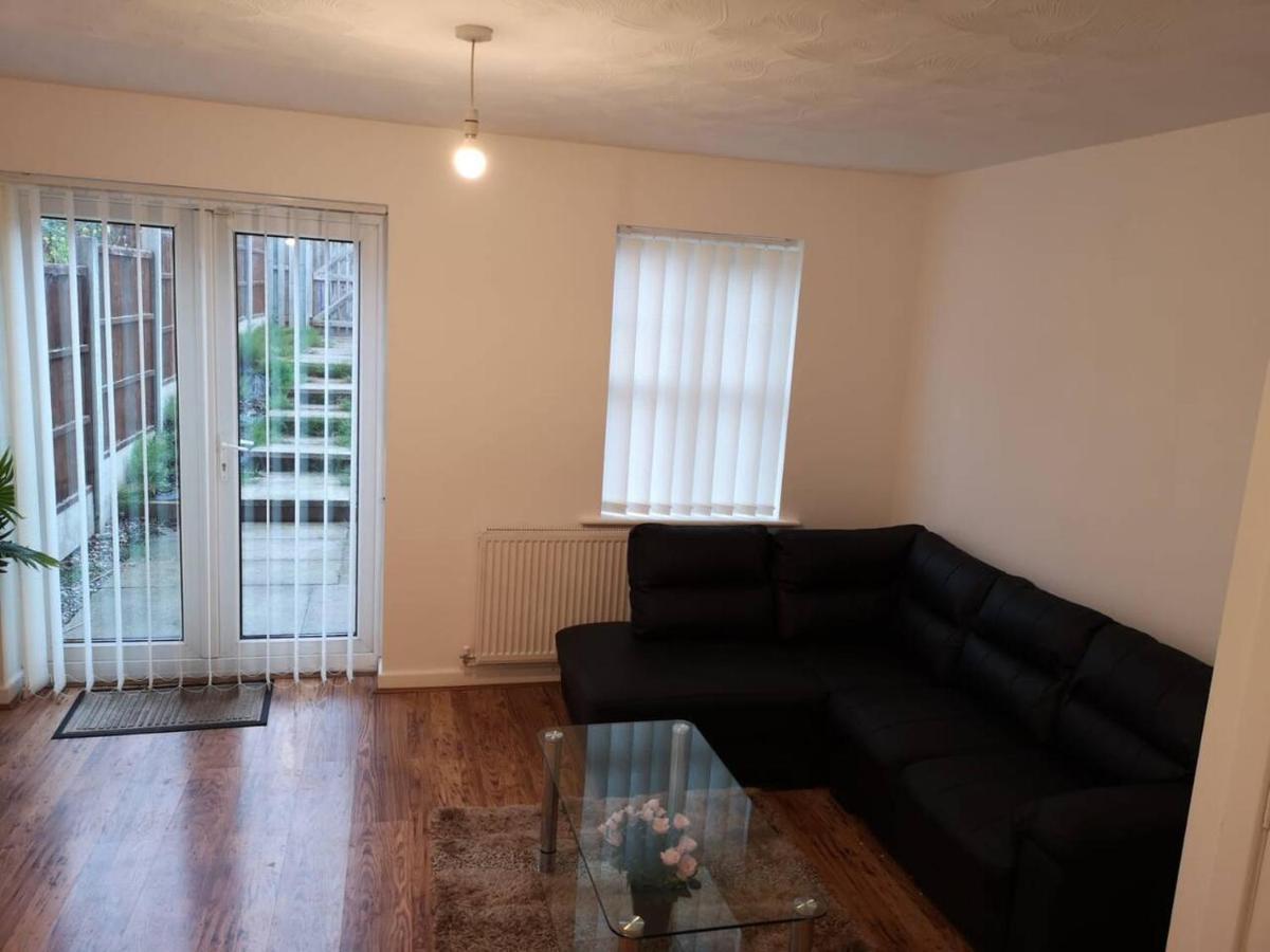 Quiet Residential Area Within Easy Reach To Town Villa Manchester Buitenkant foto