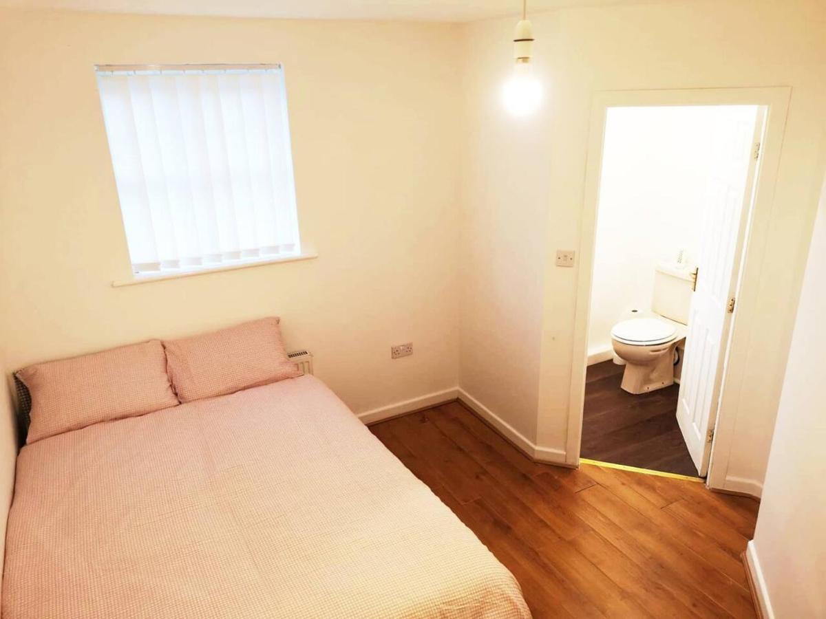 Quiet Residential Area Within Easy Reach To Town Villa Manchester Buitenkant foto